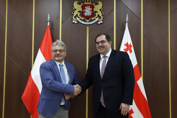 links SC Johannes Fankhauser, rechts Stellvertretender Minister Tengiz Nadaridze