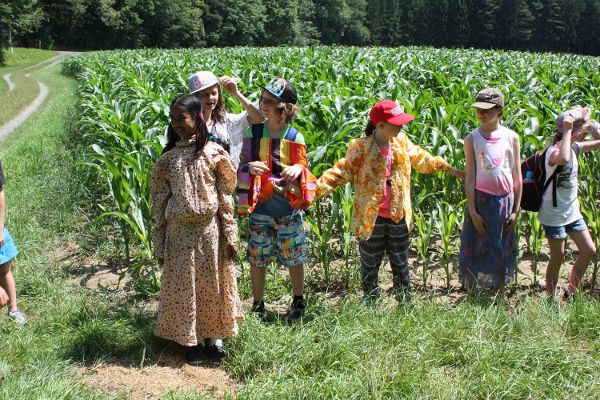 Kinder stehen verkleidet vor einem Kukuruzfeld