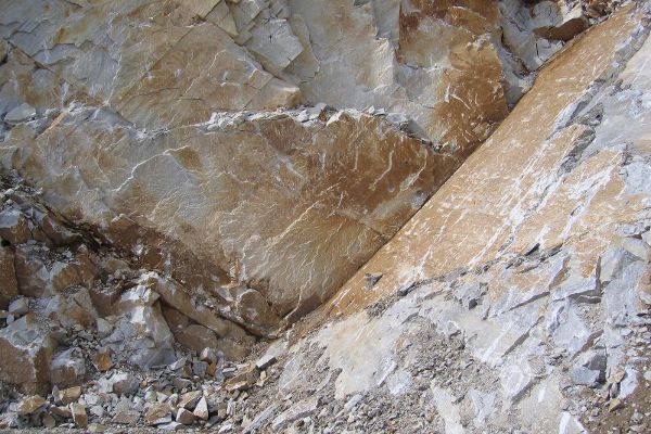 Glatte Gesteinsoberfläche in einem Marmor Steinbruch