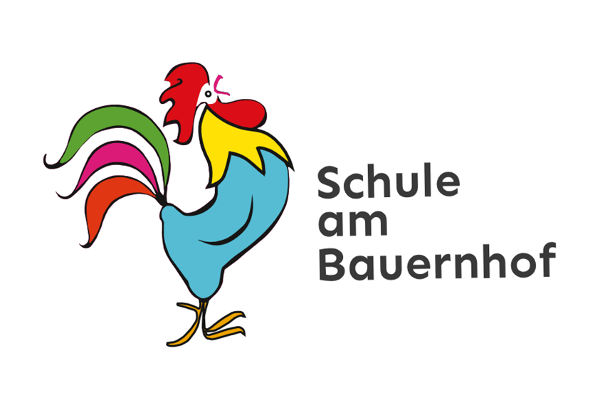Logo: Illustration von einem Hahn mit dem Text: Schule am Bauernhof