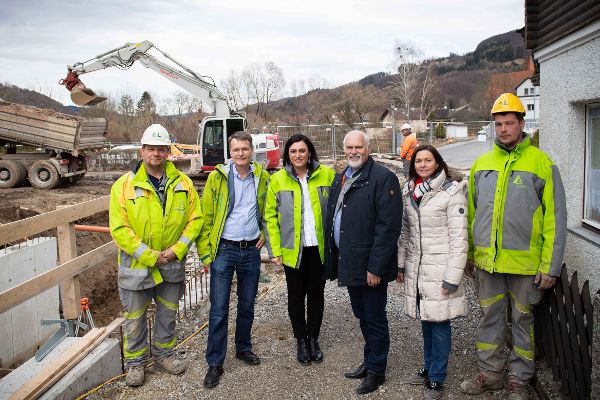 Köstinger besucht eine Baustelle für einen Hochwasserschutz am Loitzenbach