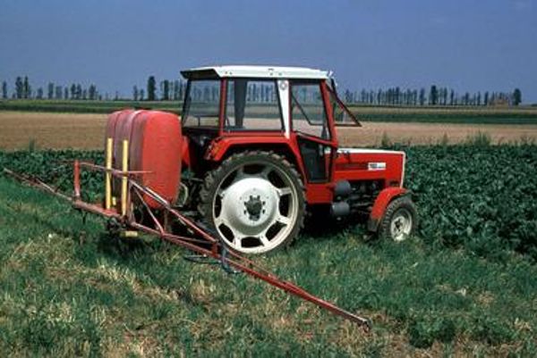 Traktor mit Balkenspritze und Kulturreifen 