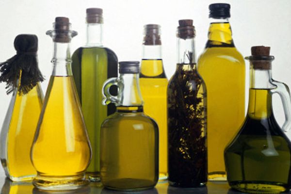 Mehrere verschiedene Olivenölflaschen