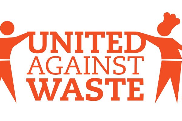 Schriftzug "United Against Waste" in orange, daneben zwei stilisierte Figuren mit Kochutensilien