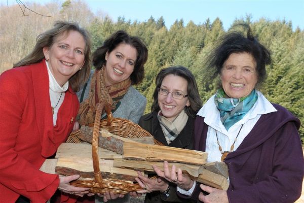Gruppenfoto von 4 Forstfrauen in der Hand halten sie Holz