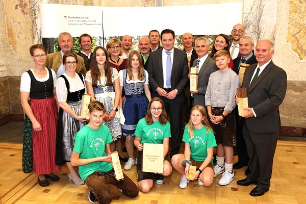 Staatspreis Wald 2022 - Bundesminister Totschnig mit PreisträgerInnen