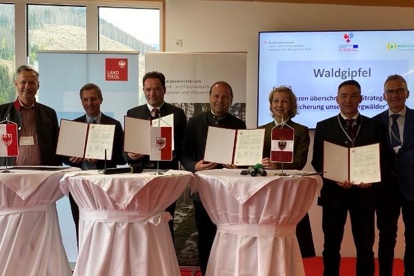 Unterzeichnung der gemeinsamen Erklärung von Bundesminister Totschnig sowie Vertreterinnen und Vertretern von Tirol, Südtirol und Trentino 
