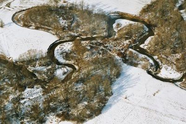 Das Bild zeigt einen Luftbildaufnahme der mäandrierenden Lafnitz