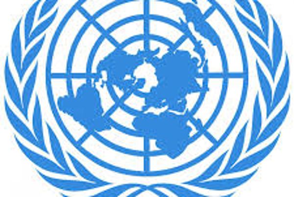 Auf dem Foto ist das Logo der UN zu sehen
