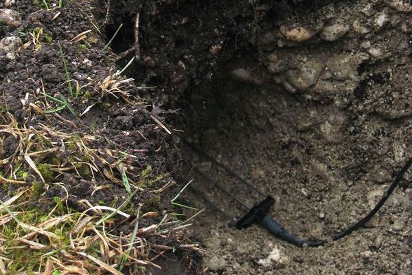 Einbau des Bodenfeuchtesensors in einem Bodenhorizont der Messstelle Leutasch