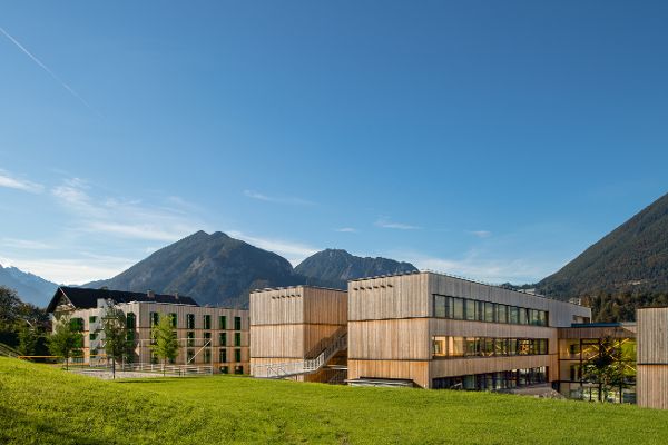 Holzgebäude der Höhere Bundeslehr- und Forschungsanstalt für Landwirtschaft und Ernährung, sowie Lebensmittel- und Biotechnologie Tirol