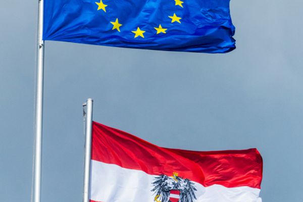 Europäische Union-Fahne und Österreich-Fahne