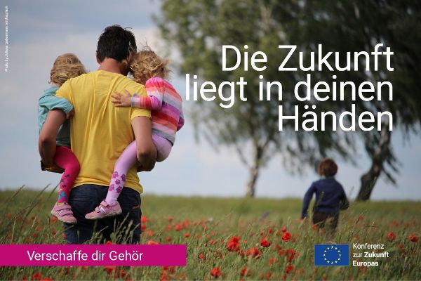 Mann trägt Kinder durch die Natur, Text: Konferenz zur Zukunft. Europas Die Zukunft liegt in deinen Händen - verschaffe dir Gehör!
