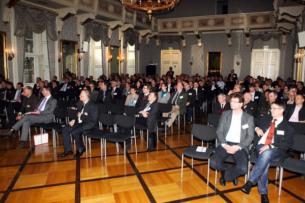 Veranstaltung mit vielen Menschen zum Thema Strategie-Dialog Oberösterreich