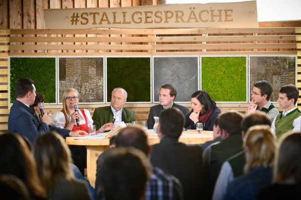 Gemeinsam mit der Landjugend Steiermark lud Nachhaltigkeitsministerin Elisabeth Köstinger zu der Premiere der "Stallgespräche" in der Steiermark.
