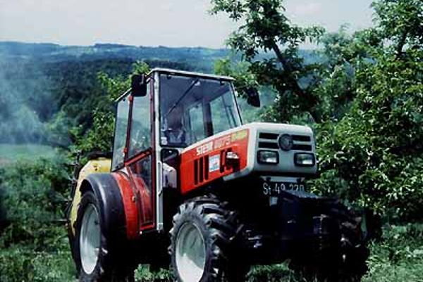 Traktor mit Obstbaumspritze