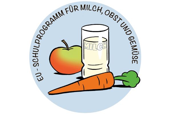 Schulprogramm-Logo für Milch, Obst und Gemüse. Karotte, Milchglas und Apfel vor blauem Hintergrund