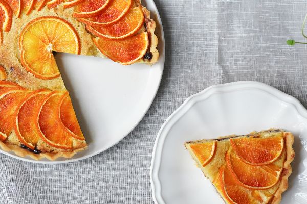 Torte, garniert mit Orangenscheiben
