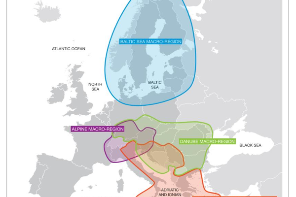 Europakarte, auf der die räumliche Dimension der makroregionalen Strategien mittels vier bunten Blasen (jeweils eine Blase steht für eine Strategie) abgebildet ist.