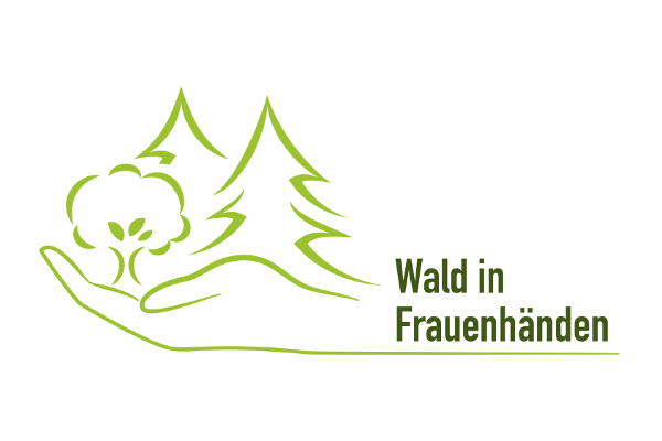 Logo der Forstfrauenkonferenz - grüne Linien-Illustration von einer Hand mit Bäumen darauf, Text: Wald in Frauenhänden