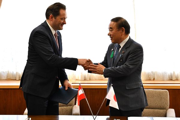 Minister Totschnig und japanischer Minister Tetsushi Sakamoto schütteln sich die Hände