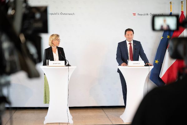 Bundesminister Norbert Totschnig und Bundesministerin Leonore Gewessler bei der Pressekonferenz zu 30 Jahre Umweltförderungsgesetz