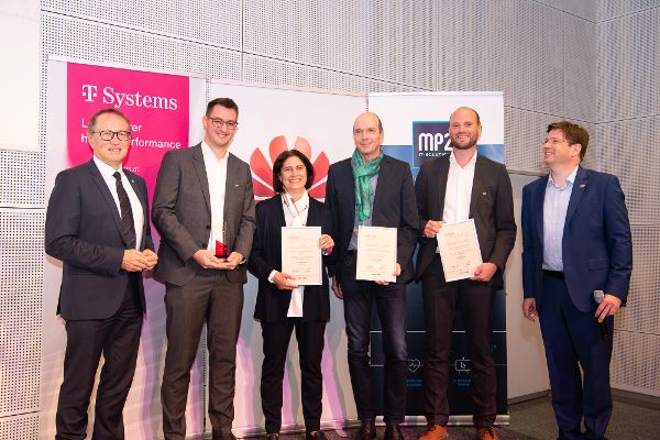 Ein Gruppenfoto bei der Preisverleihung des eAwards 2024 an das Team von HORA.