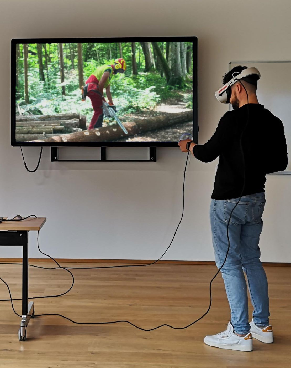 Training mit VR-Brille vor Bildschirm
