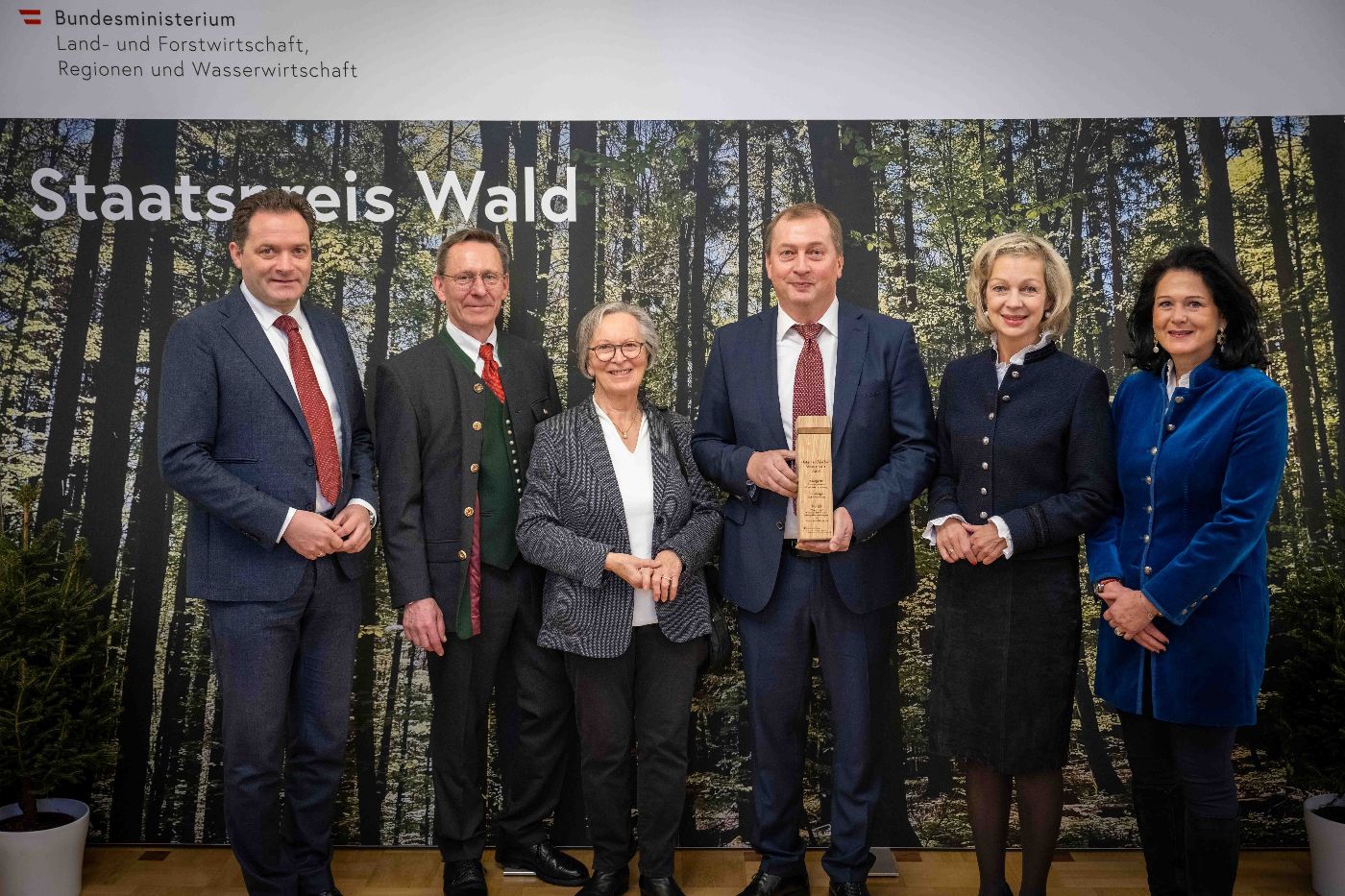 Preisträgerinnen und Preisträger der Kategorie Nachhaltige Waldbewirtschaftung bei der Verleihung des Staatspreis Wald