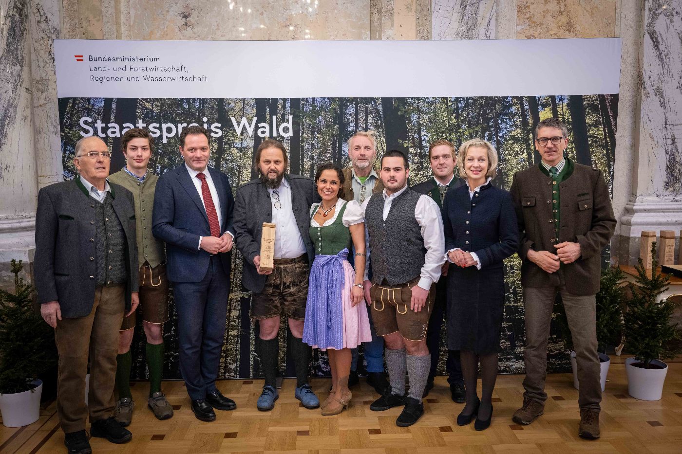 Preisträgerinnen und Preisträger der Kategorie Nachhaltige Waldbewirtschaftung bei der Verleihung des Staatspreis Wald