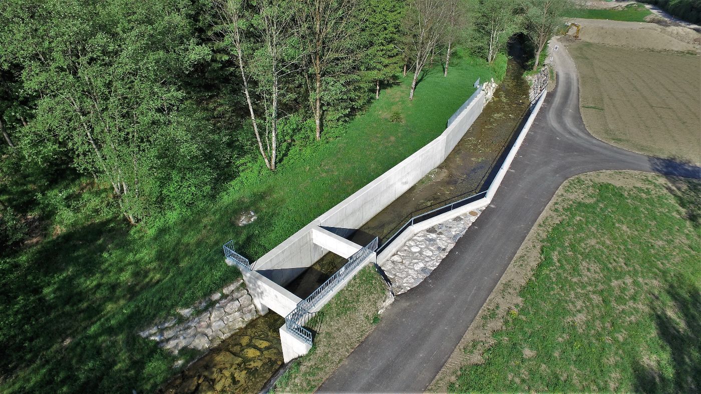 Das Streichwehr samt anschließendem Rückhaltebecken im Ortsteil Enzersberg soll den Thalgauer Ortskern vor Überschwemmungen schützen