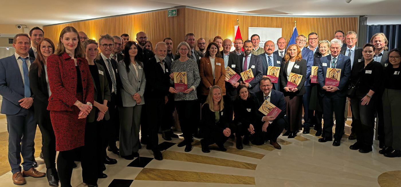 Gruppenfoto der Teilnehmerinnen und Teilnehmer des High-Level-Treffens in Brüssel.