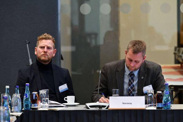 Die beiden norwegischen Teilnehmer Krister Moen und Espen Stokke hören aufmerksam zu. 