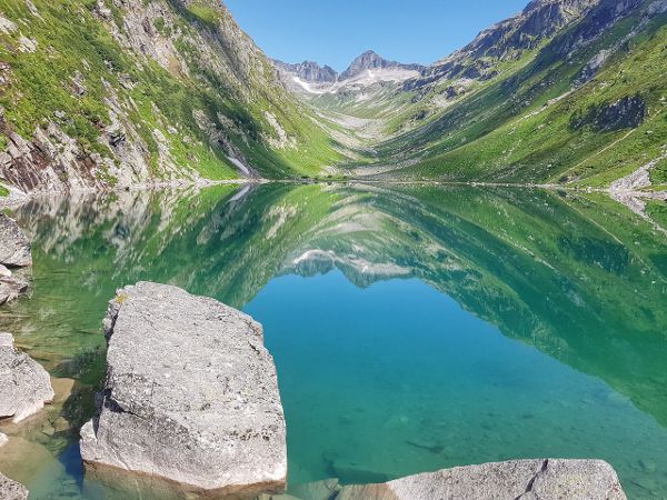 Ein See in dem sich ein Berg spiegelt