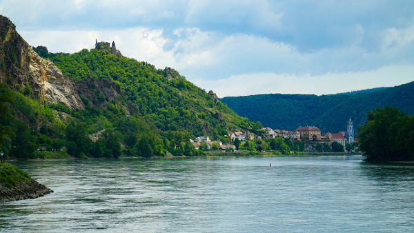 zu sehen sind Donau, Dürnstein sowie du Ruine