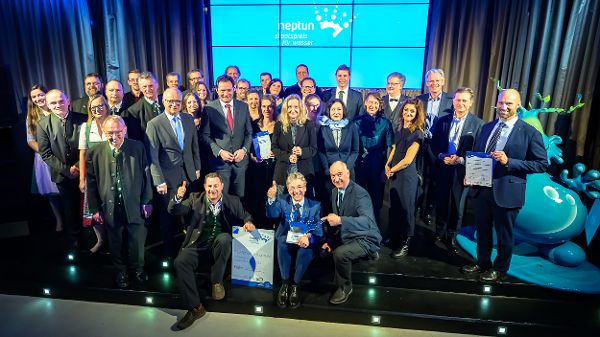 Die Preisträgerinnen und Preisträger der ausgezeichneten Projekte des Neptun Staatspreises stehen auf der Bühnefür Wasser