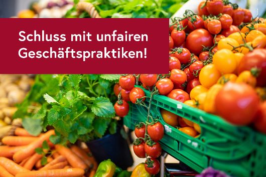Paprika und anderes rotes Gemüse mit Text: Schluss mit unfairen Geschäftspraktiken