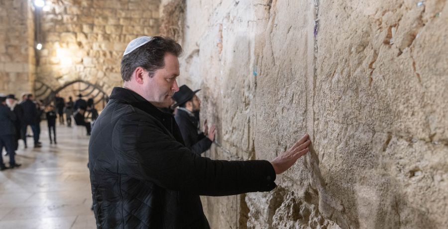 &lt;p&gt;Im Sinne des internationalen Austauschs reiste Landwirtschaftsminister Norbert Totschnig nach Israel, um sich ein Bild von zwei erfolgreichen Projekten zu machen. Im Rahmen der Reise besuchte der Bundesminister auch Jerusalem, wo er an der Klagemauer innehielt.&lt;/p&gt;
