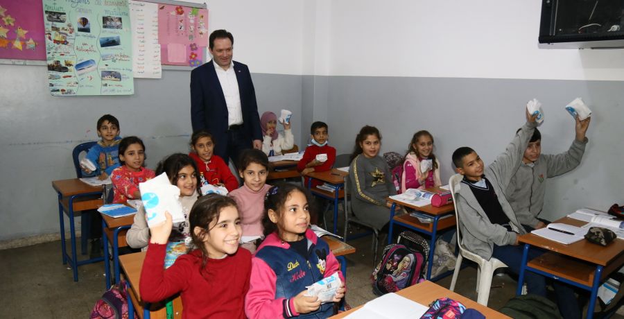 Im Rahmen seiner Reise in den Libanon besichtigte Landwirtschaftsminister Totschnig die Einrichtungen des World Food Programmes. Im Bild: Besuch einer Schule des WFP.