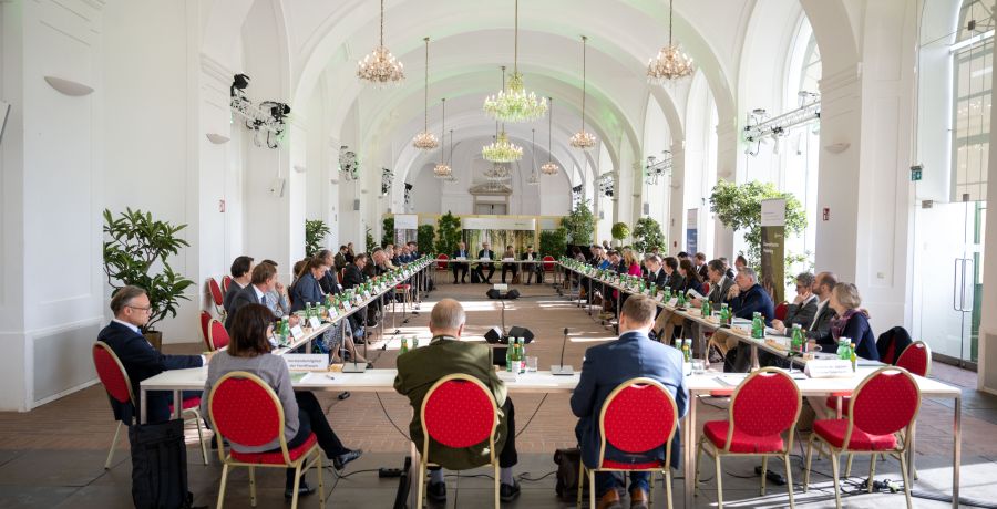 Beim 9. Runden Tisch des &Ouml;sterreichischen Walddialogs, der am 9. November in Wien stattfand, standen die nachhaltige Waldbewirtschaftung, die Herausforderungen f&uuml;r den Wald und seine Bewirtschafter:innen, Strategien f&uuml;r die Zukunft sowie der Dialog im Mittelpunkt.