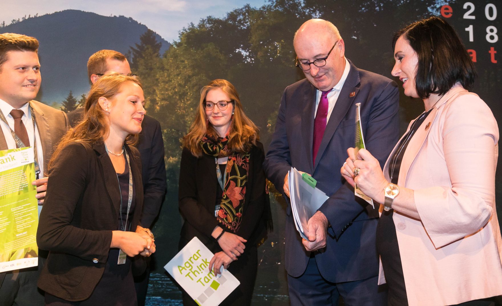 Im Rahmen des informellen Treffens der Landwirtschaftsministerinnen und -minister wurde Nachhaltigkeitsministerin Elisabeth K&ouml;stinger ein Perspektivenpapier des AgrarThinkTank &uuml;berreicht.
