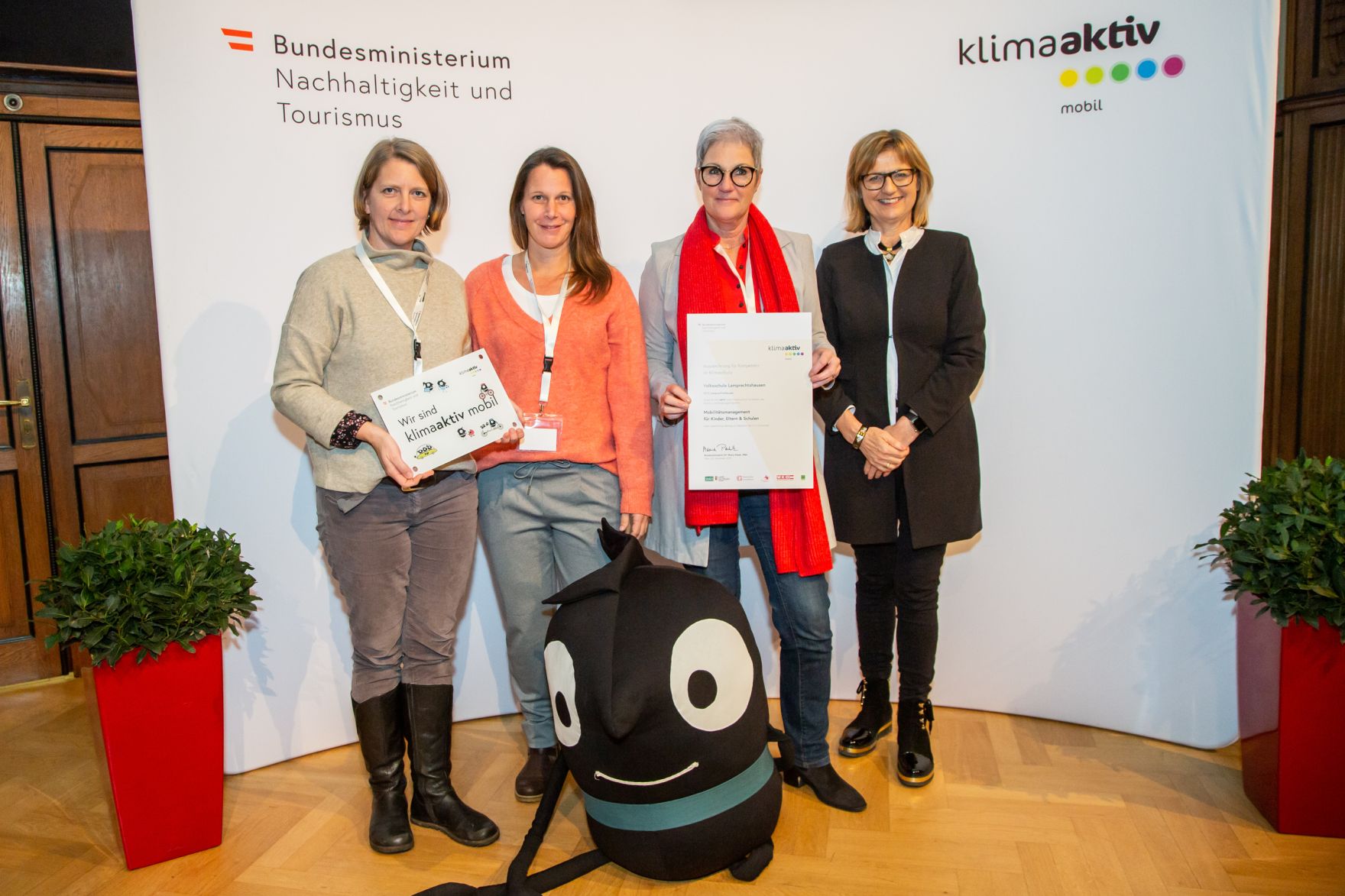 Auszeichnungsveranstaltung klimaaktiv mobil Bildungseinrichtungen 2019 Im Bild: Volksschule Lamprechtshausen (Salzburg) mit Maria Patek, Bundesministerin f&uuml;r Nachhaltigkeit und Tourismus.