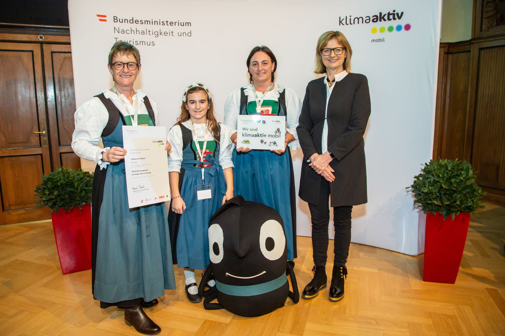 Auszeichnungsveranstaltung klimaaktiv mobil Bildungseinrichtungen 2019 Im Bild: Volksschule Alpbach (Tirol) mit Maria Patek, Bundesministerin f&uuml;r Nachhaltigkeit und Tourismus.