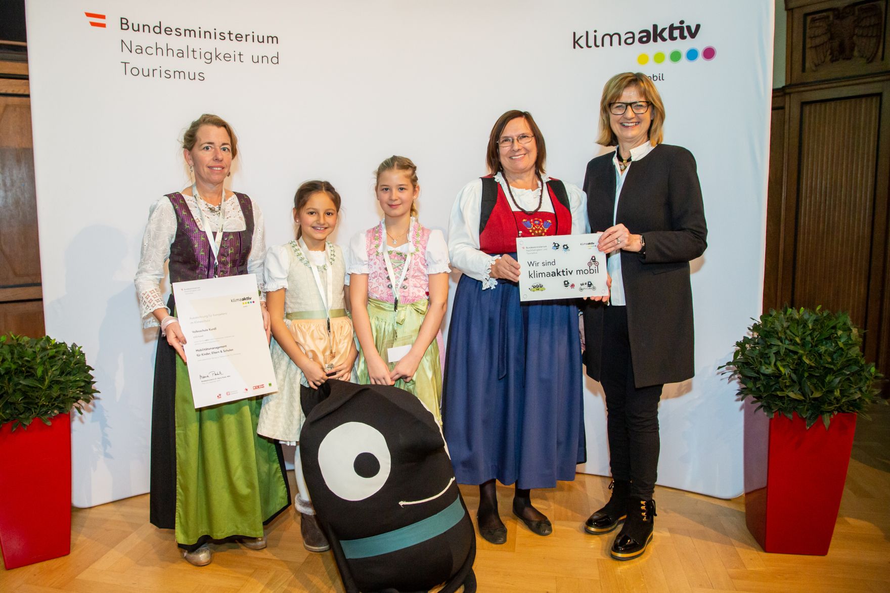 Auszeichnungsveranstaltung klimaaktiv mobil Bildungseinrichtungen 2019 Im Bild: Volksschule Kundl (Tirol) mit Maria Patek, Bundesministerin f&uuml;r Nachhaltigkeit und Tourismus.