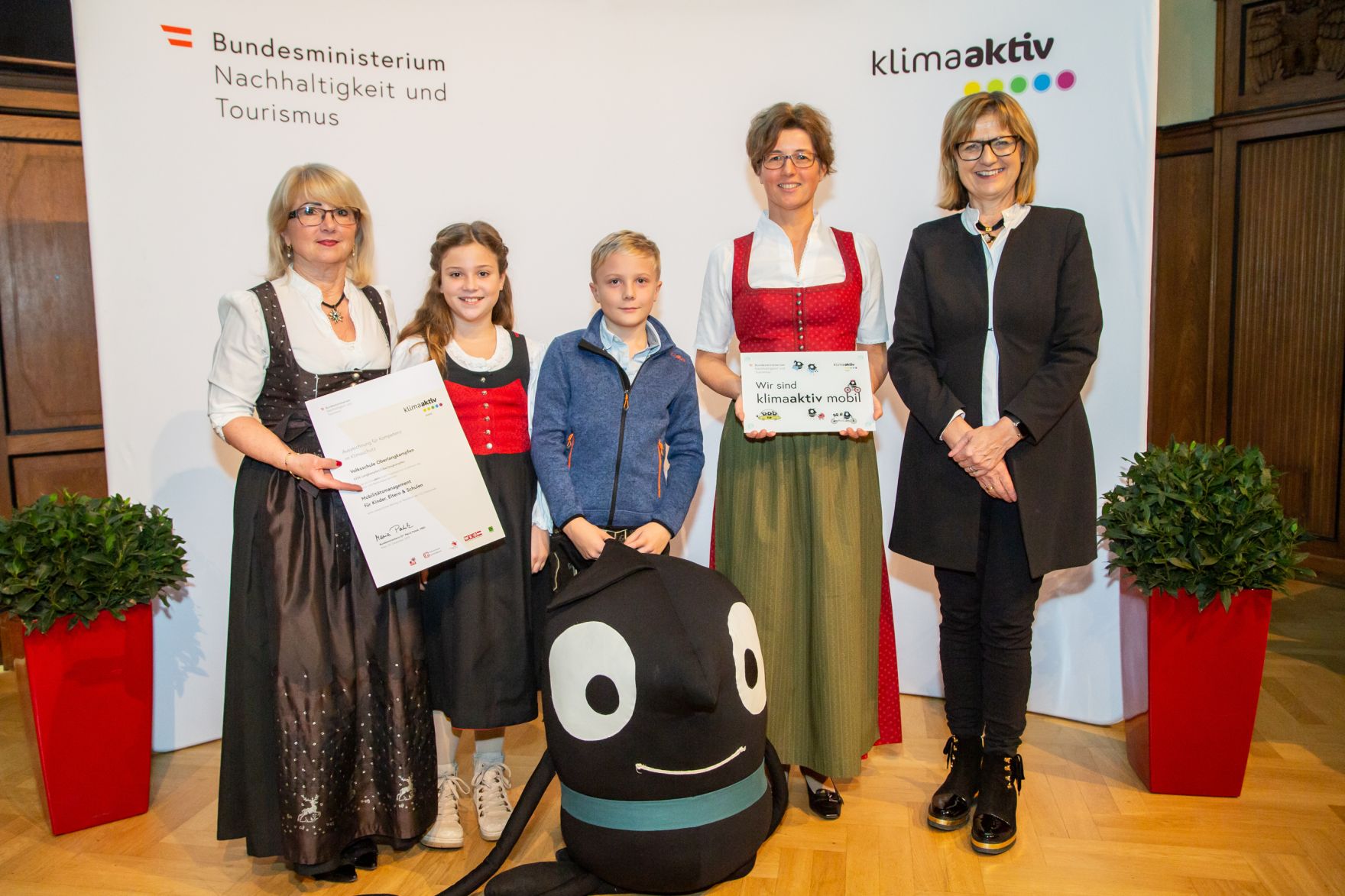 Auszeichnungsveranstaltung klimaaktiv mobil Bildungseinrichtungen 2019 Im Bild: Volksschule Oberlangkampfen (Tirol) mit Maria Patek, Bundesministerin f&uuml;r Nachhaltigkeit und Tourismus.