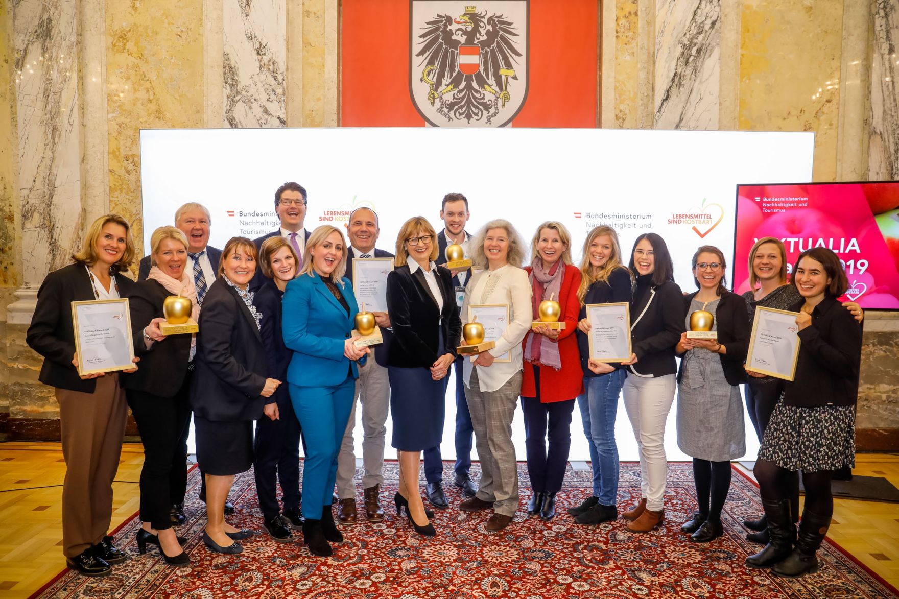 Nachhaltigkeitsministerin Maria Patek zeichnete erfolgreiche Projekte gegen Lebensmittelverschwendung mit dem VIKTUALIA Award aus.