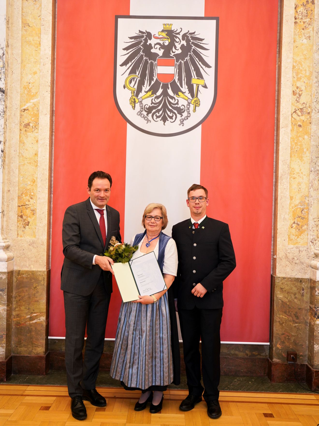 Am 24. Oktober hat Bundesminister Norbert Totschnig im Marmorsaal des Regierungsgeb&auml;udes in Wien die Berufstitel &Ouml;konomierat/&Ouml;konomier&auml;tin verliehen.
