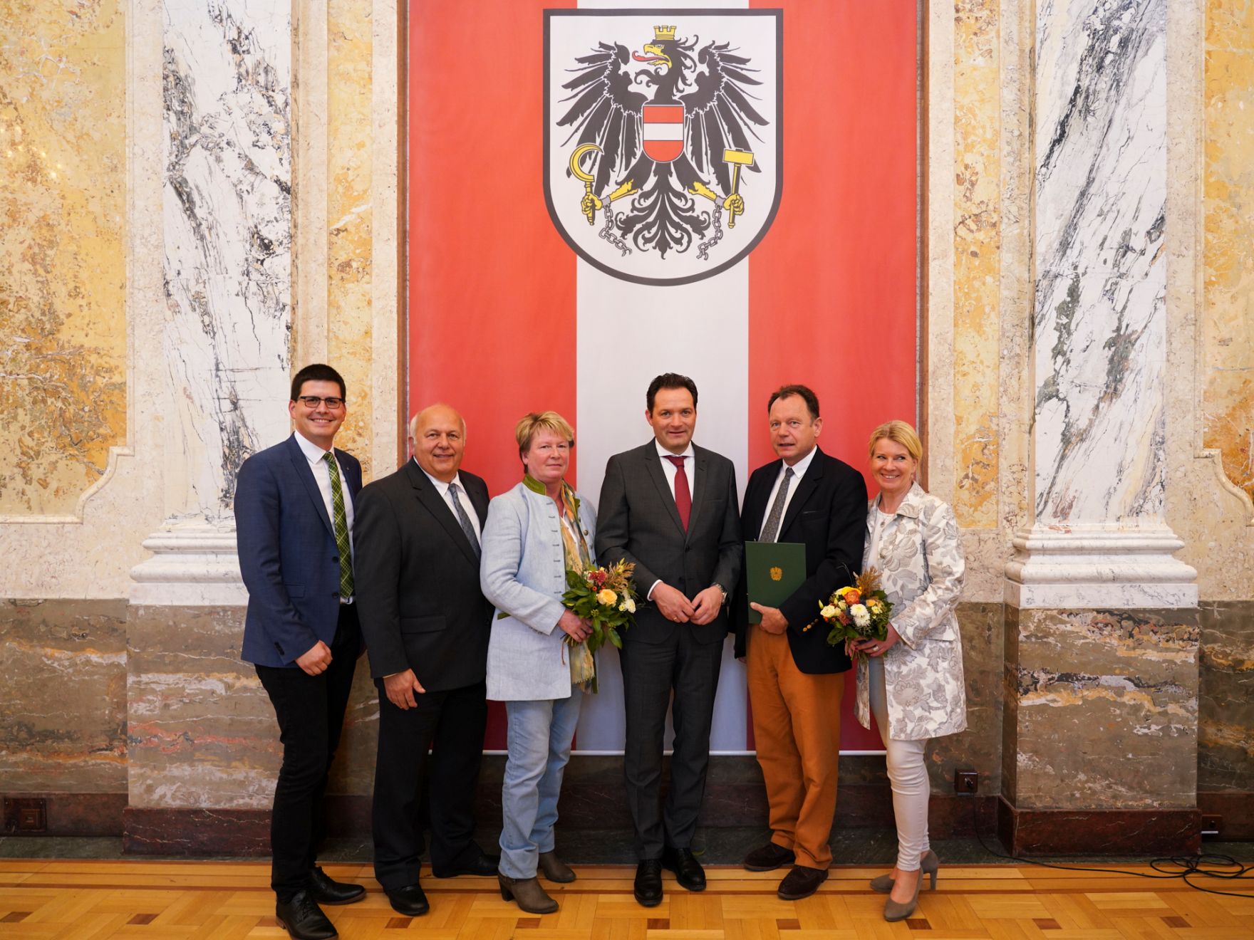 Am 24. Oktober hat Bundesminister Norbert Totschnig im Marmorsaal des Regierungsgeb&auml;udes in Wien die Berufstitel &Ouml;konomierat/&Ouml;konomier&auml;tin verliehen.