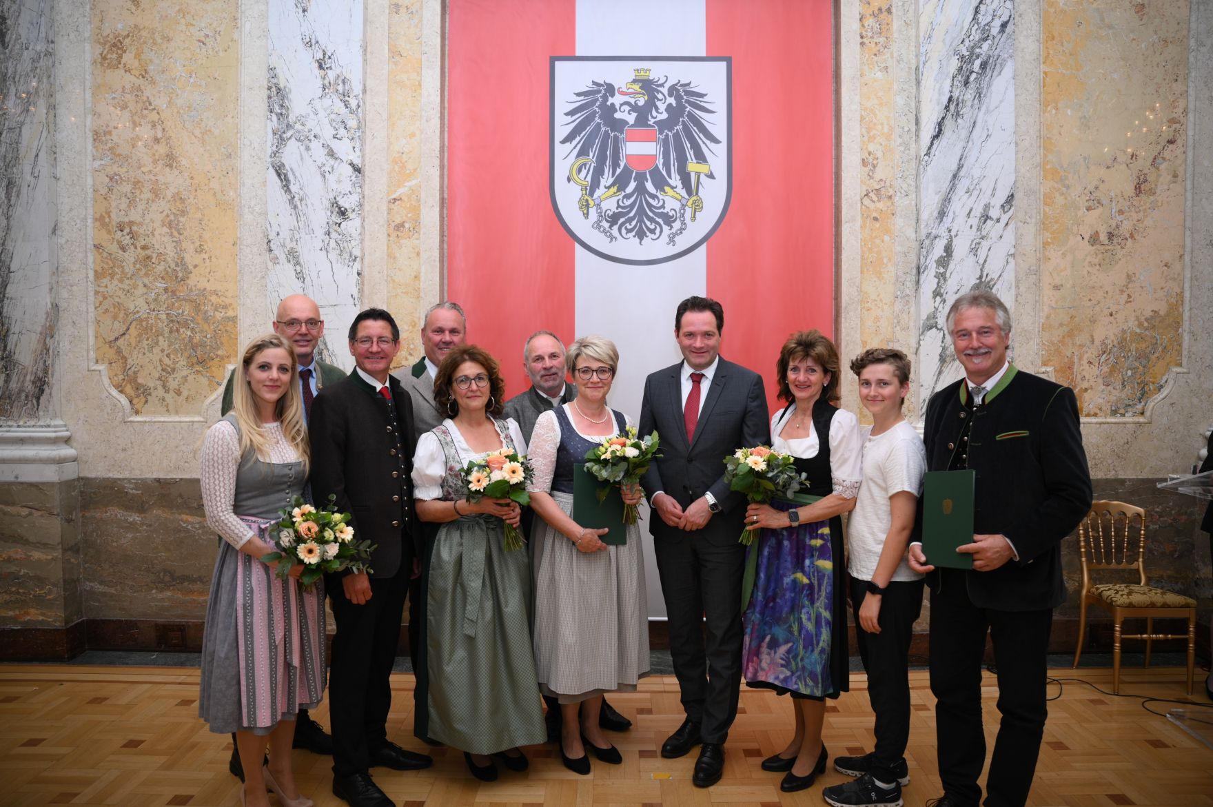Am 5. Juni hat Bundesminister Norbert Totschnig im Marmorsaal des Regierungsgeb&auml;udes in Wien die Berufstitel &Ouml;konomierat/&Ouml;konomier&auml;tin verliehen.