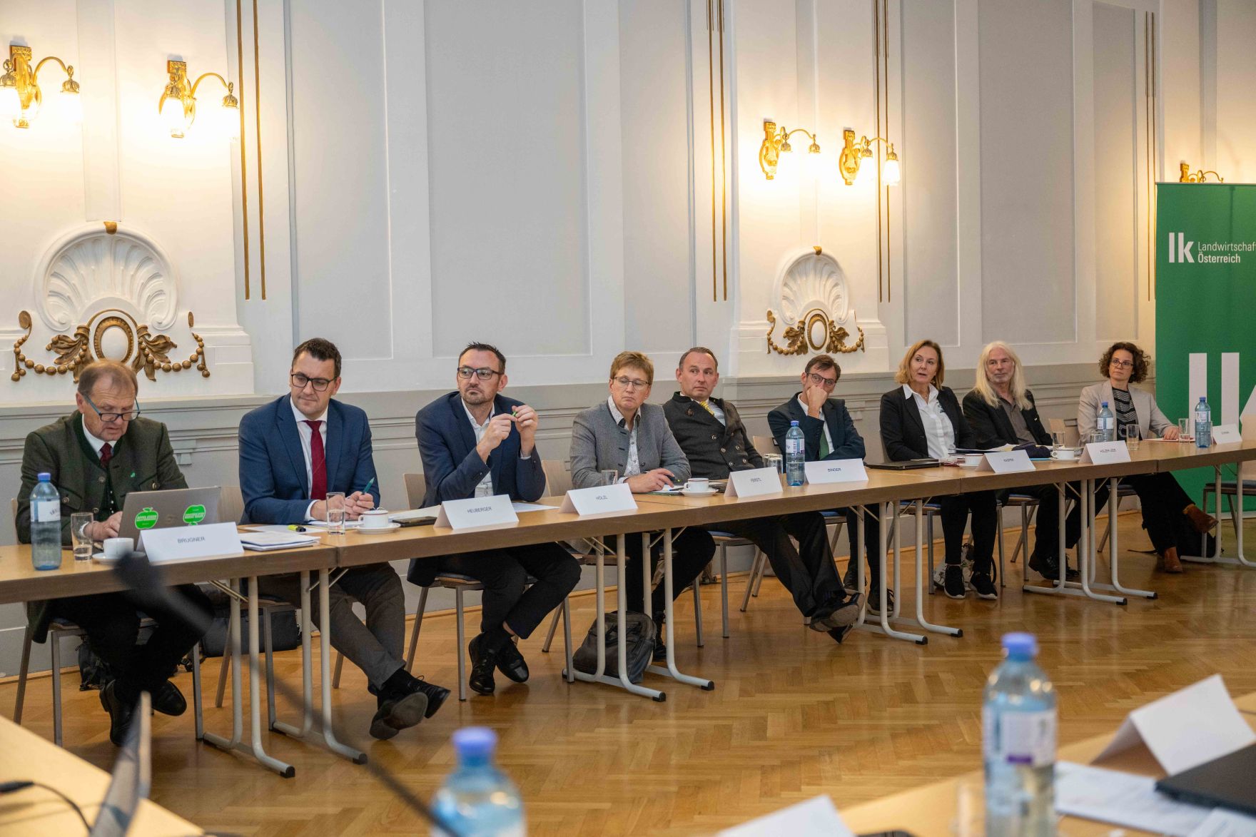 In Vertretung des Herrn Bundesministers Norbert Totschnig &uuml;bergab Herr Generalsekret&auml;r Mag. Dr. Johannes Abentung Dekrete an die Mitglieder des LFBAG Beirats.